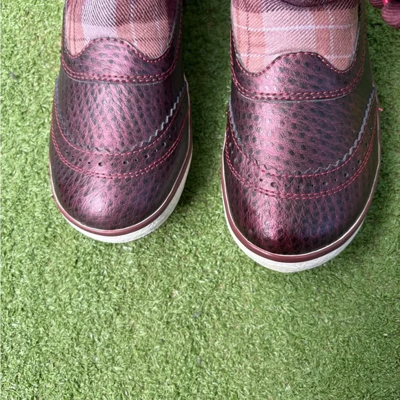 UGG kids Plaid and Burgundy Boots - Picture 4 of 7